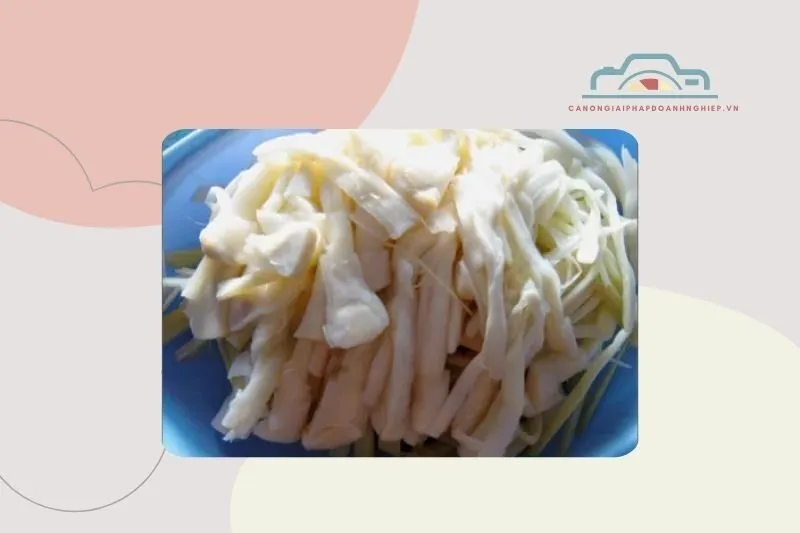 Bồn bồn ăn sống – Hương vị nguyên bản, chấm cùng mắm kho đậm đà